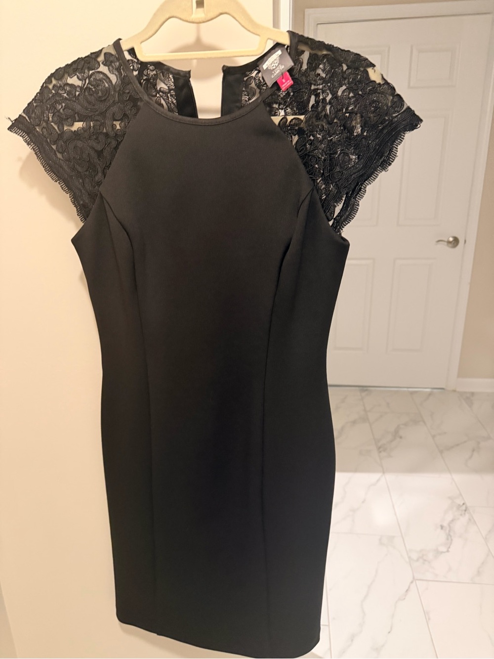 Vince Camaro Elegant Black Lace Cap-Sleeve Sheath Dress